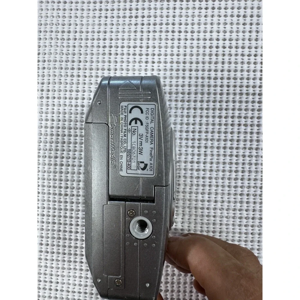 (B-2) Fujifilm FinePix A101 1.3MP Digital Camera Silver For Parts Not Working